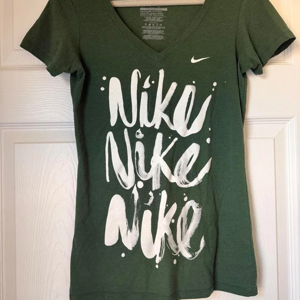 Nike green & white graphic tee Size Small
